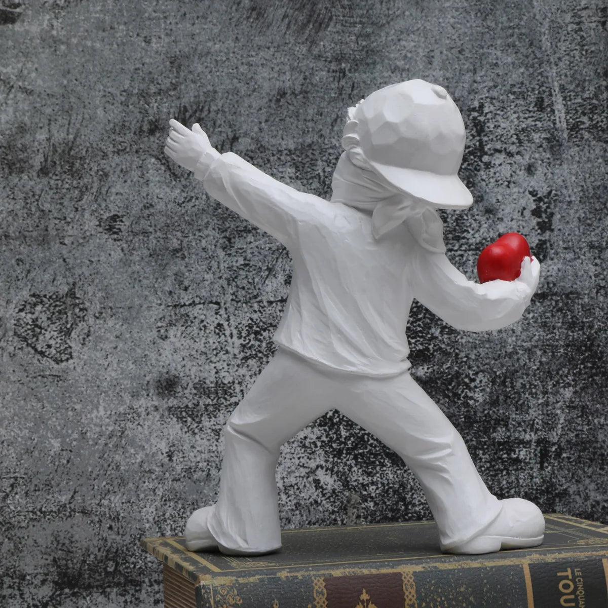 Banksy - Liefde werper sculptuur