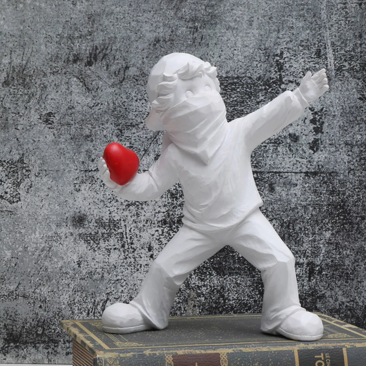 Banksy - Liefde werper sculptuur