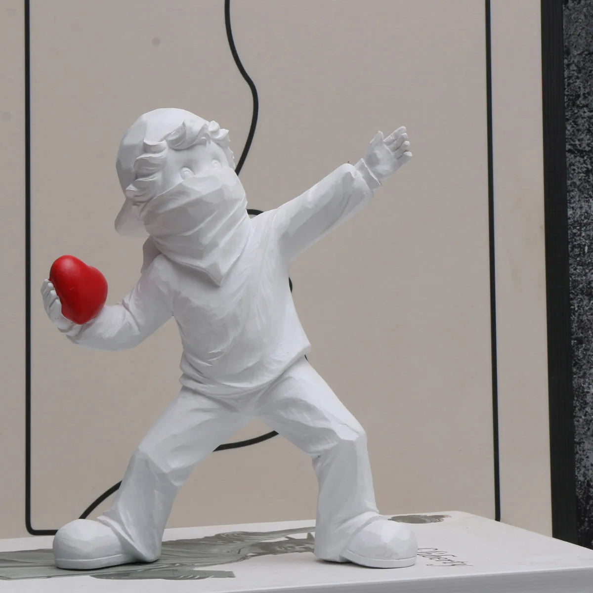 Banksy - Liefde werper sculptuur