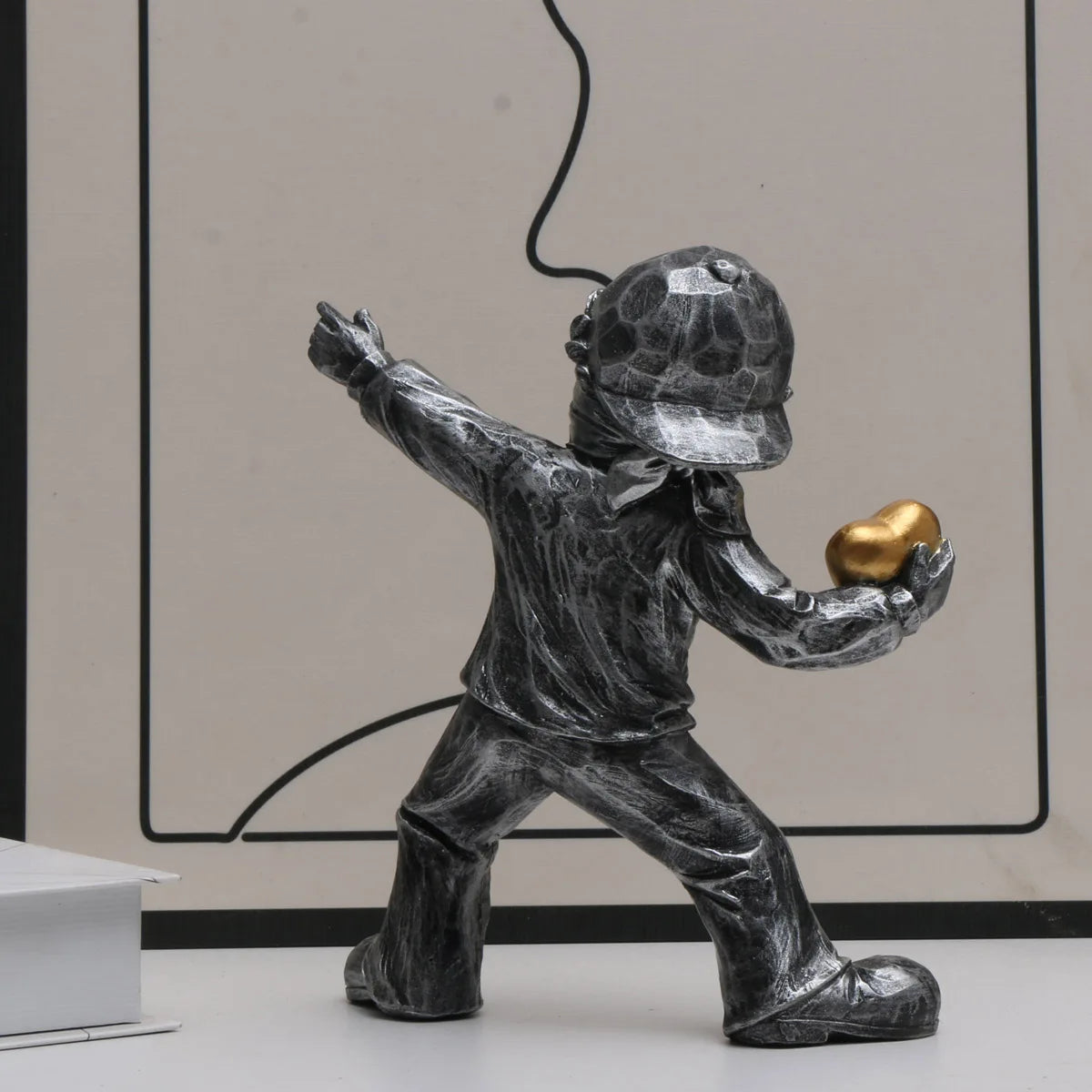 Banksy - Liefde werper sculptuur