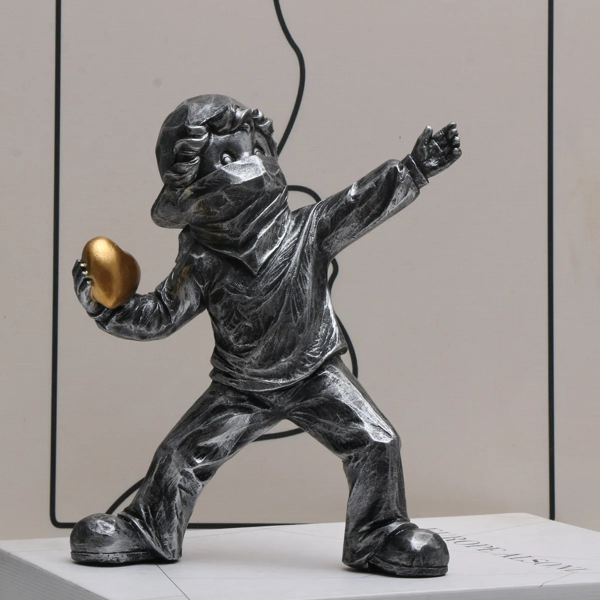 Banksy - Liefde werper sculptuur