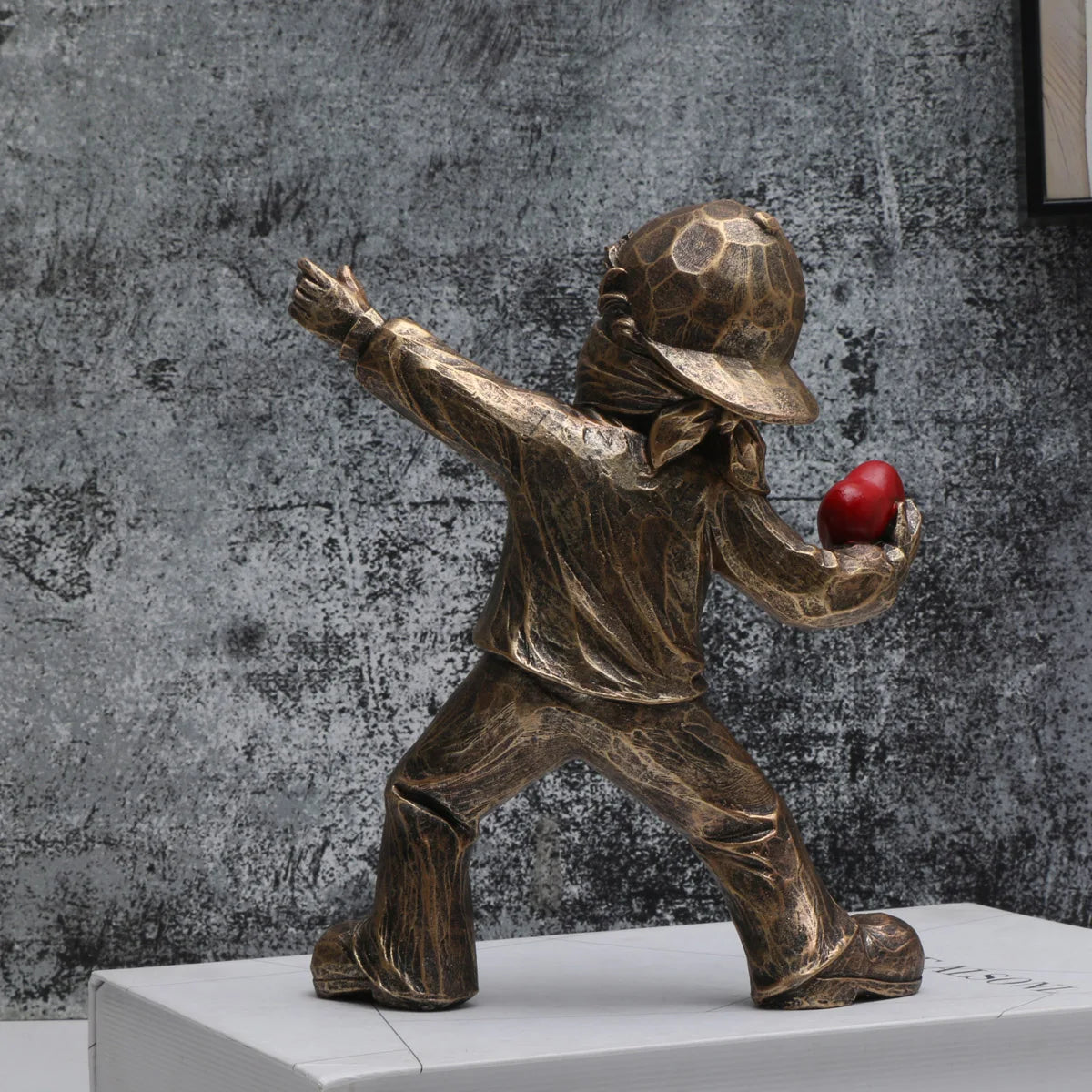 Banksy - Liefde werper sculptuur