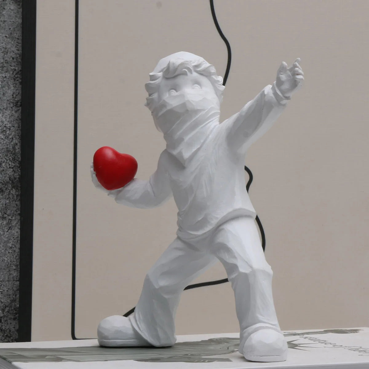 Banksy - Liefde werper sculptuur